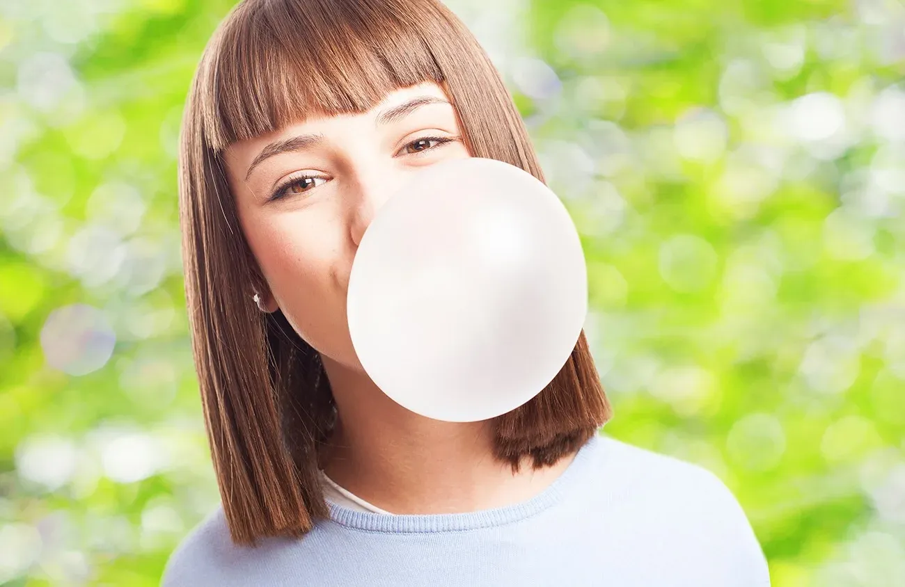 cosa-accade-ai-denti-quando-mastichiamo-una-gomma
