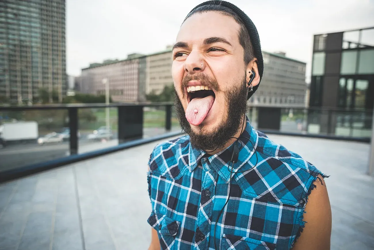 Come-lavarsi-i-denti-con-un-piercing-alla-lingua