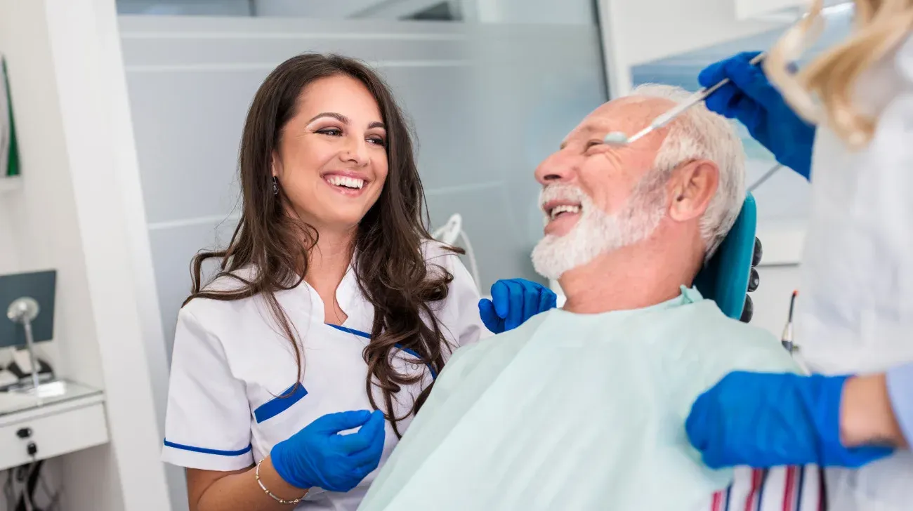 Come pulire denti fissi su impianti